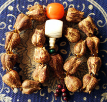 Boutique blood-blooded Lotus Bodhi holding Buddha beads 18 1 car hanging high polished red red precision carving culture Walnut