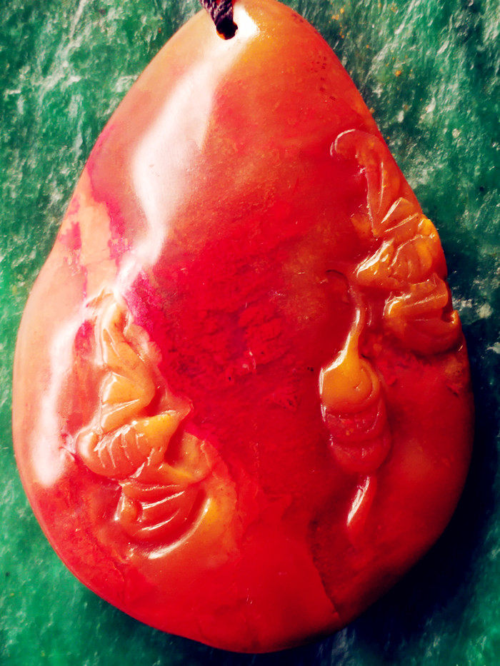 Natural Bahrain chicken blood frozen ground hang piece of red robe in front of the red and flowing, chengyu Lao fields