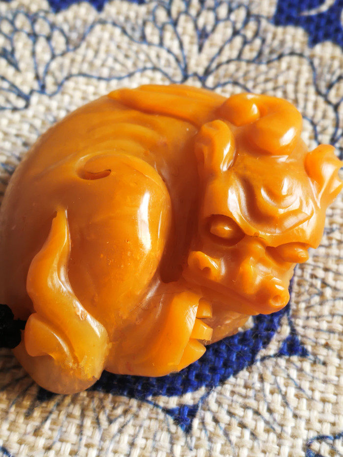 Tianhuang stone in northern Laos attracts wealth Pixiu puts warm golden yellow Changhua Bahrain chicken blood Shoushan stone