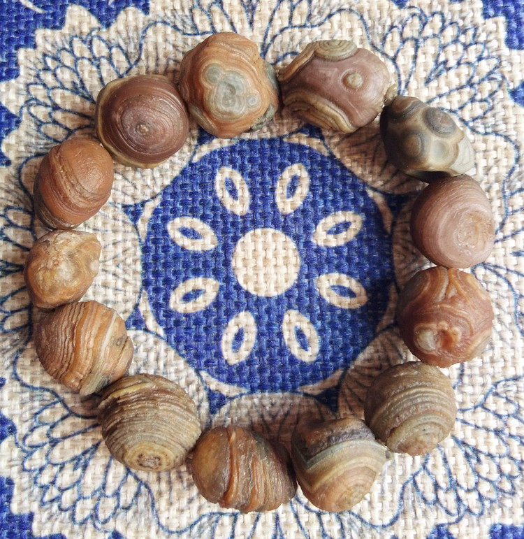 Mongolia Allah Good Jade Eyes Original Stone Surface Relief Handstring Grain Chimeu Humble Elegant Red Rib Pulse Fish Eggs