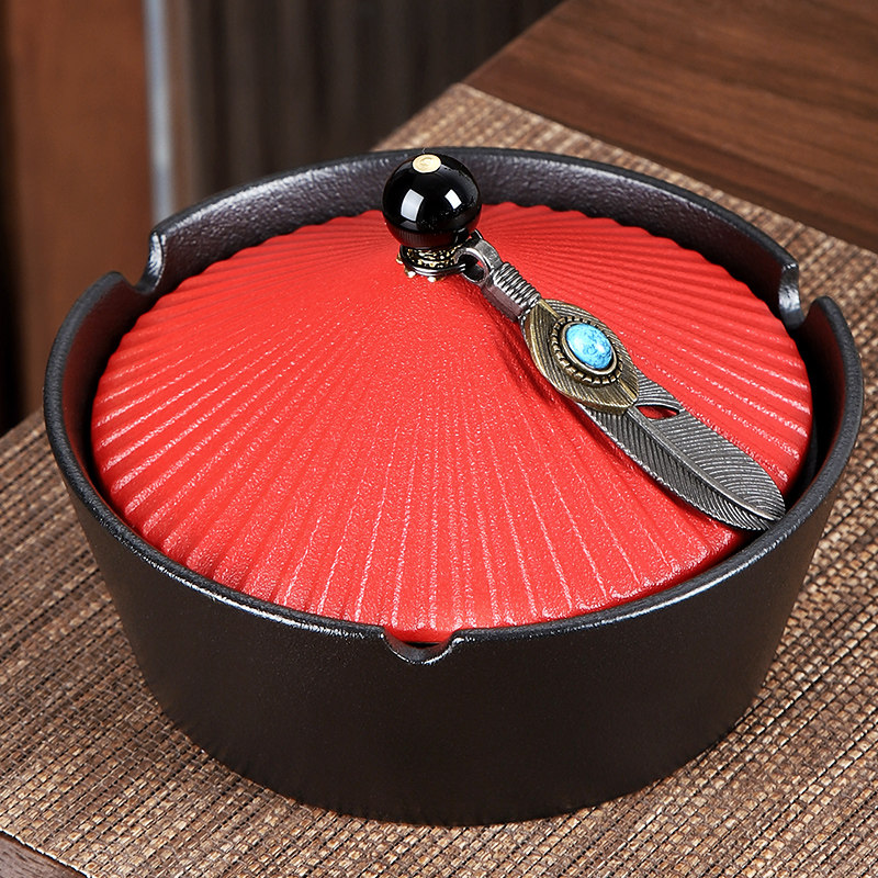 A pint of cigarette ash tray with lid home living room ceramic creative officer hat anti-fly ash smoke cylinder gift box dress personality trend