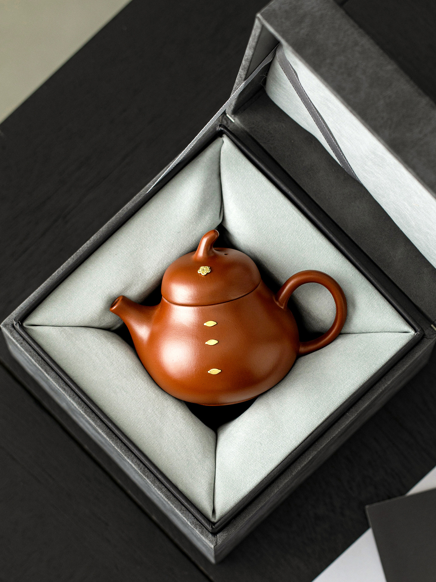 High-End Purple Clay Teapot with Riveted Handle for Home Use, Single Pot for Brewing Tea, Gift Box for Elders, Leaders, Fathers, Practical Gift