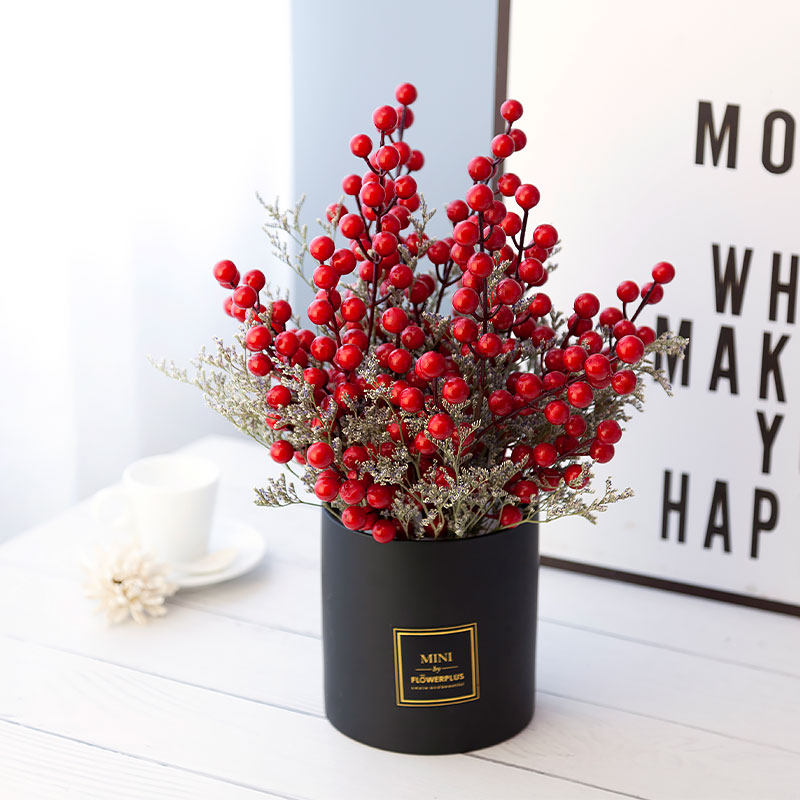 American field Park Jane Meier Christmas red berries dried flowers black ceramic vase floral atmosphere light and luxurious swing pieces