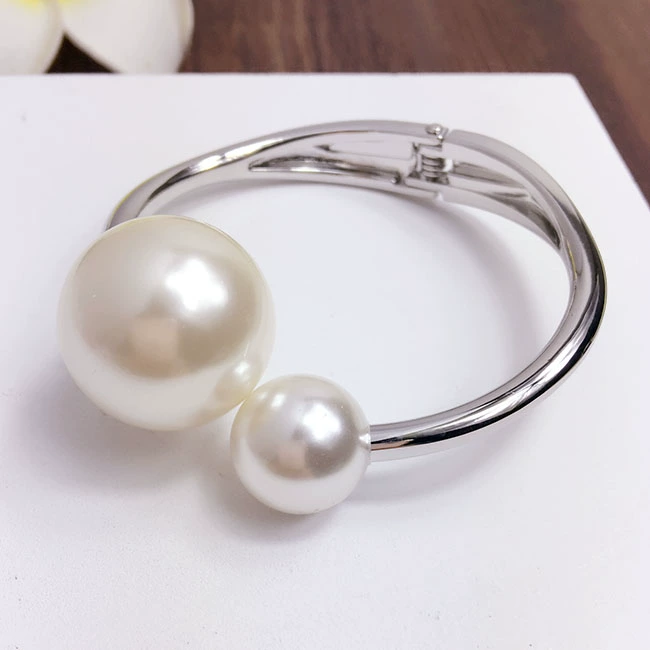 Big Pearl Fashion Tính cách hoang dã Vòng đeo tay lớn Kim loại Châu Âu và Mỹ Vòng đeo tay phóng đại Vòng tay áo len với trang trí đầu tiên Nữ tỳ hưu vàng