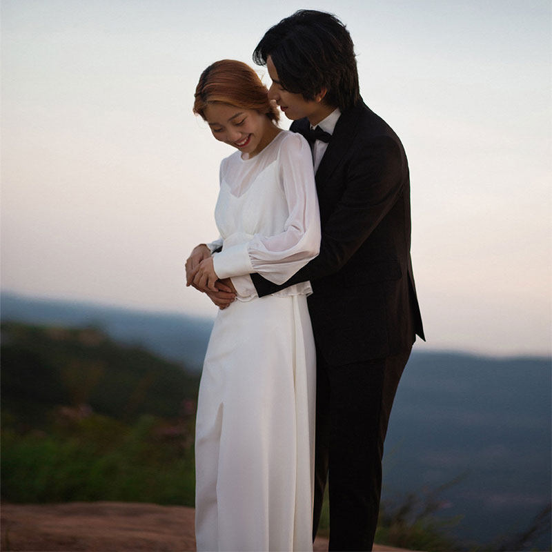 Travel photography light wedding dress 2021 new bride white simple satin is thin Qidisen series go out gauze female small man