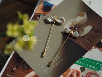 (Little Island hand-made) (kind butterfly) Natural freshwater pearl winding brooch special model