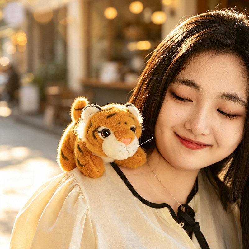 Magnetic Shoulder-Packing Tiger and Leopard Plush Toys, Realistic Little Tiger and Snow Leopard Plushies for Shoulder Wear, Perfect for Travel and Photos