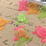 Пластиковая настольная игрушка для прыжков для раннего возраста для школьников, ностальгия, лягушка, подарок на день рождения