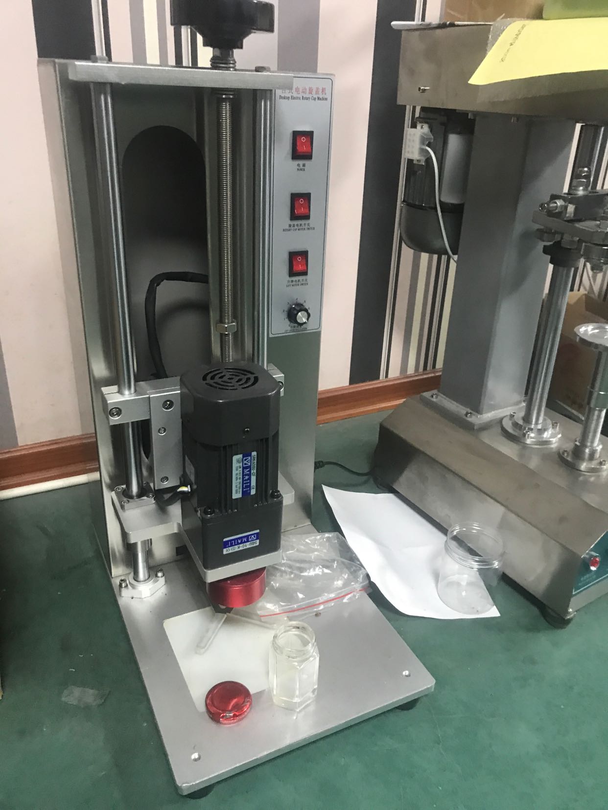Glass jar juice jar liquor jar capping machine semi-automatic sealing machine convenient small desktop can sealing machine capping machine