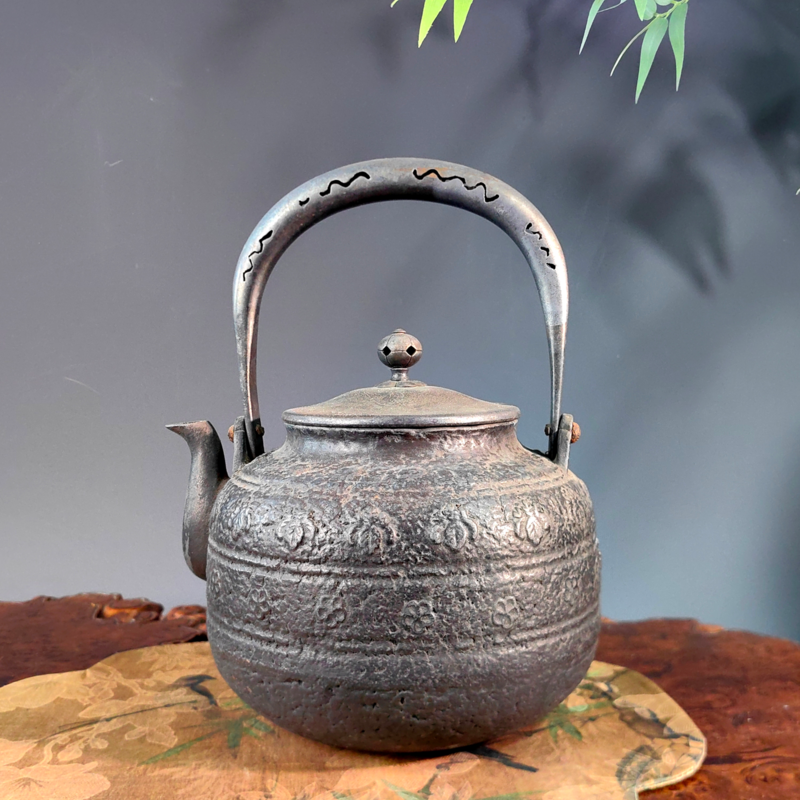 日本茶器 日本古铜精工松鹤纹铸物 日本古铜工艺，精铸松针纹，仙鹤一对， 日本茶器 日本古铜精工松鹤纹铸物 日本古铜工艺，精铸松针纹