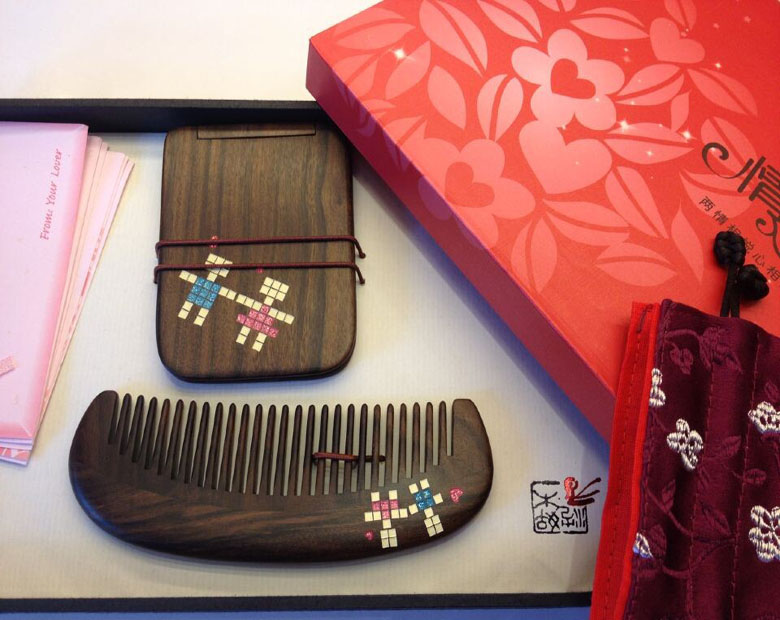 Tan Carpenter Gift Box Romantic Love Shen Guibao Lacquer Art Comb Mirror Set Romantic Gifts Explosion