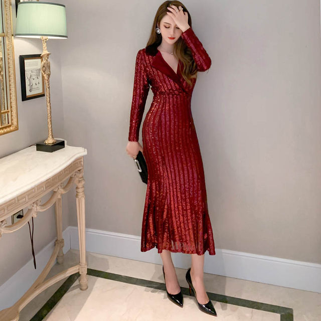 ຊຸດຕອນແລງ burgundy sequined fishtail ສາມາດໃສ່ໄດ້ໃນເວລາປະຊຸມສະໄຫມເປັນ dress ລ້ຽງທີ່ສະຫງ່າງາມໃນທ້ອງຟ້າຂອງລາຊິນີຝັນ