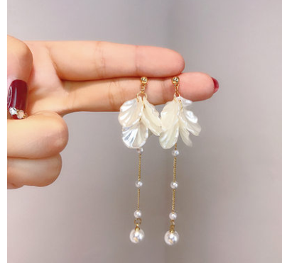 Korean Section 2021 Profiled Shells String of Small Wafer Streaming Su Pearl Earrings Small Frescoed Female Ear Needle Pure White