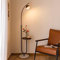 Medieval-Style Floor Lamp with Integrated Shelf Next to the Sofa in the Living Room, Wireless Charging, Simple and Luxurious Bedroom, High-End Feel Casa