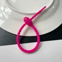 Один кусок розово-красного цвета (общая длина около 215 мм)