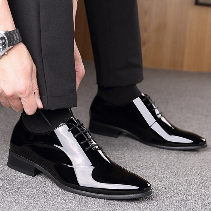 Fashionable and Affordable Patent Leather Men's Shoes with Laces, Pointed Toe, Mirror-Like Reflective Surface, Suitable for Weddings, Groom's Shiny Wedding Shoes