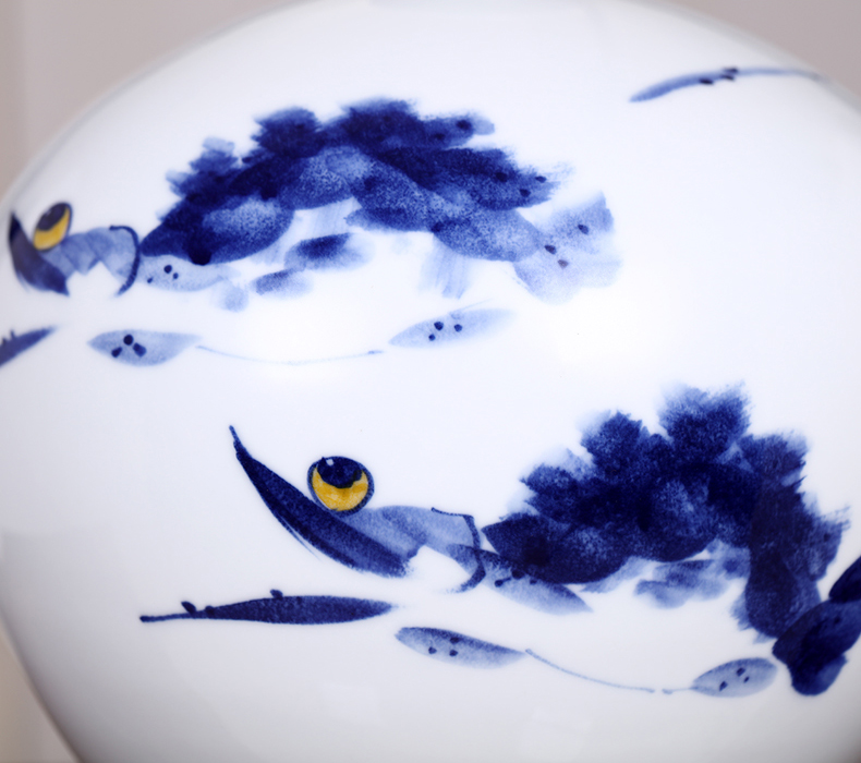 Creative hand made blue and white porcelain vase furnishing articles mesa of Chinese style restoring ancient ways is the sitting room decoration home decoration ceramics handicraft