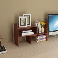 Потягивание маленьких книжных полок тиковых цветов