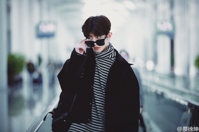 Huấn luyện viên thần tượng Cai Xukun với cùng một đoạn Đàn ông và phụ nữ nửa cổ cao sọc đan đan áo len len mùa xuân và áo dài tay mùa thu áo khoác nam có mũ