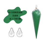 В комплект темно-зеленой рождественской зелени (100 г) входят 2 насадки для украшения.