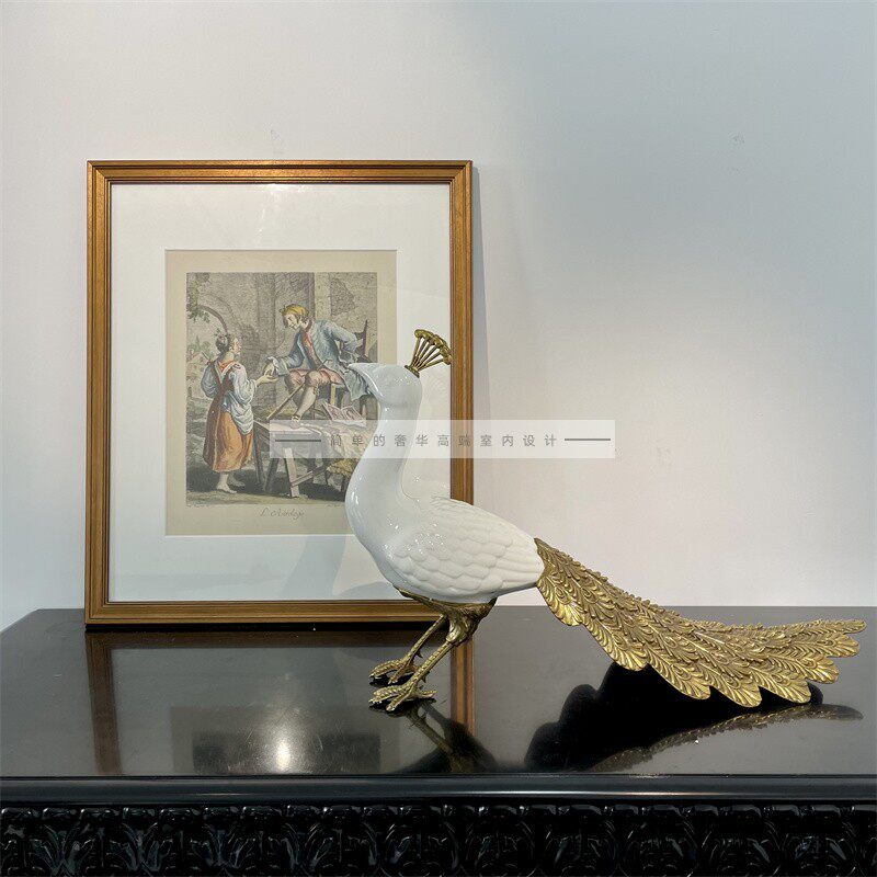 (Simple luxury) Peacock high-end elegant white porcelain peacock brass carved living room porch decoration