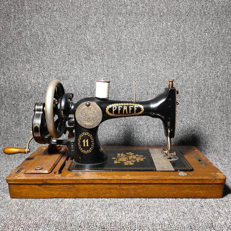 1950s German Antiquity Perelantique PFAFF 11 Type of hand sewing machine with box lid accessories All
