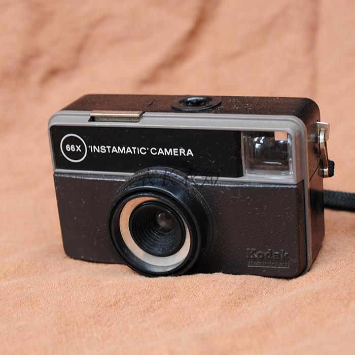 Kodak Kodak ANTIQUE GLUE ROLL CAMERA 66X INSTEAMATIC CAMERA England Made 126 cameras