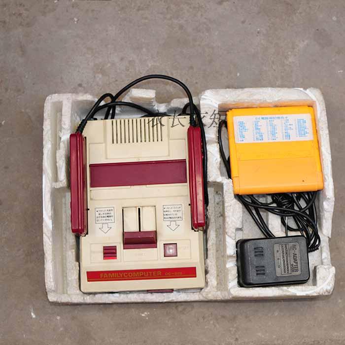 Fc máy màu đỏ và trắng máy trò chơi thẻ máy 90s cổ điển thư nhà tay cầm chơi game fo4