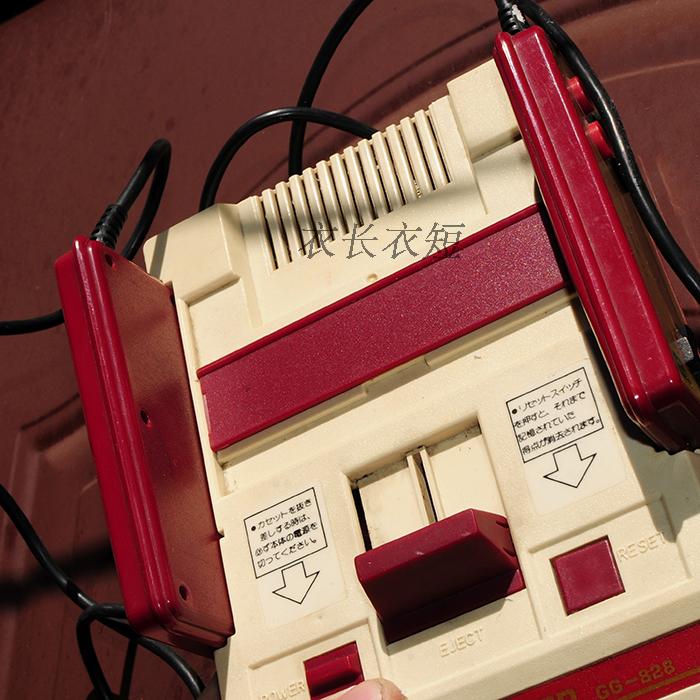 Fc máy màu đỏ và trắng máy trò chơi thẻ máy 90s cổ điển thư nhà tay cầm chơi game fo4