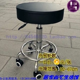 Модный маленький круглый кожаный сидит с подъемной студенческой гостиной Переводной батончик, работающий на столовом компьютере и табуретке