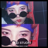 Брендовые ретро металлические красные солнцезащитные очки подходит для мужчин и женщин в стиле хип-хоп на солнечной энергии