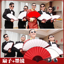 Huang Xiaoming with the same glasses to welcome the wedding blocking the door game to take pictures of the props tricky groom spoof best man