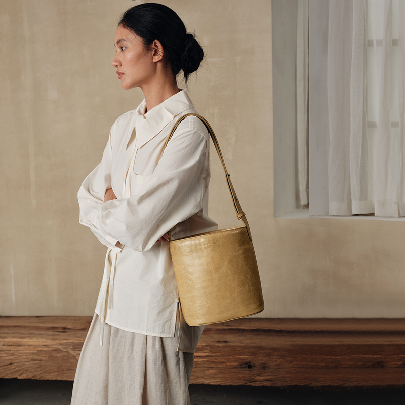 Avalea First-Layer Vegetable-Tanned Leather Glossy Bucket Bag, Lazy and Light Vintage Single-Shoulder Underarm Women's Bag C452