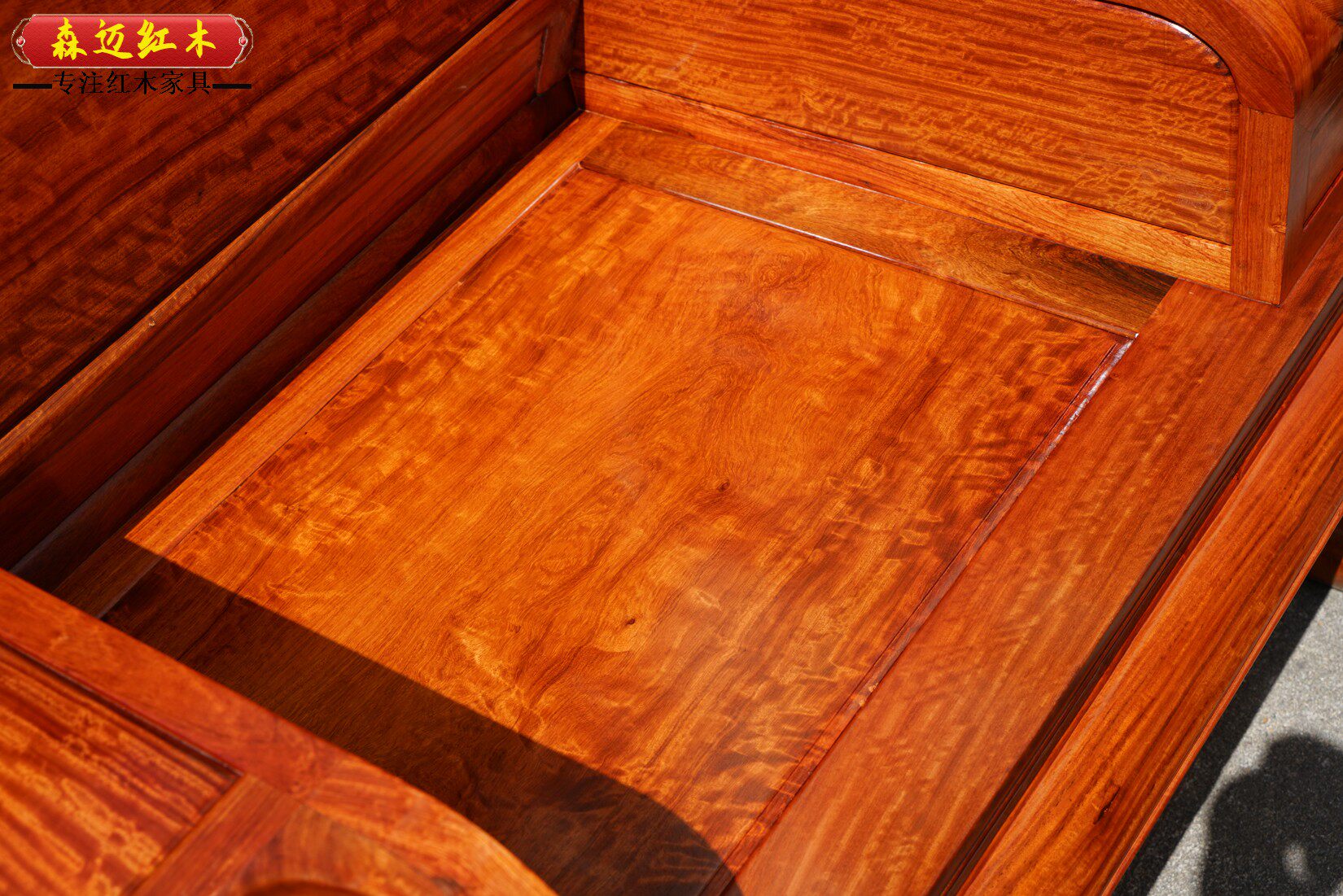 Махогани диван None