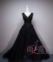 Female black large trailing evening dress model catwalk jewelry display atmospheric high-end long concert dress