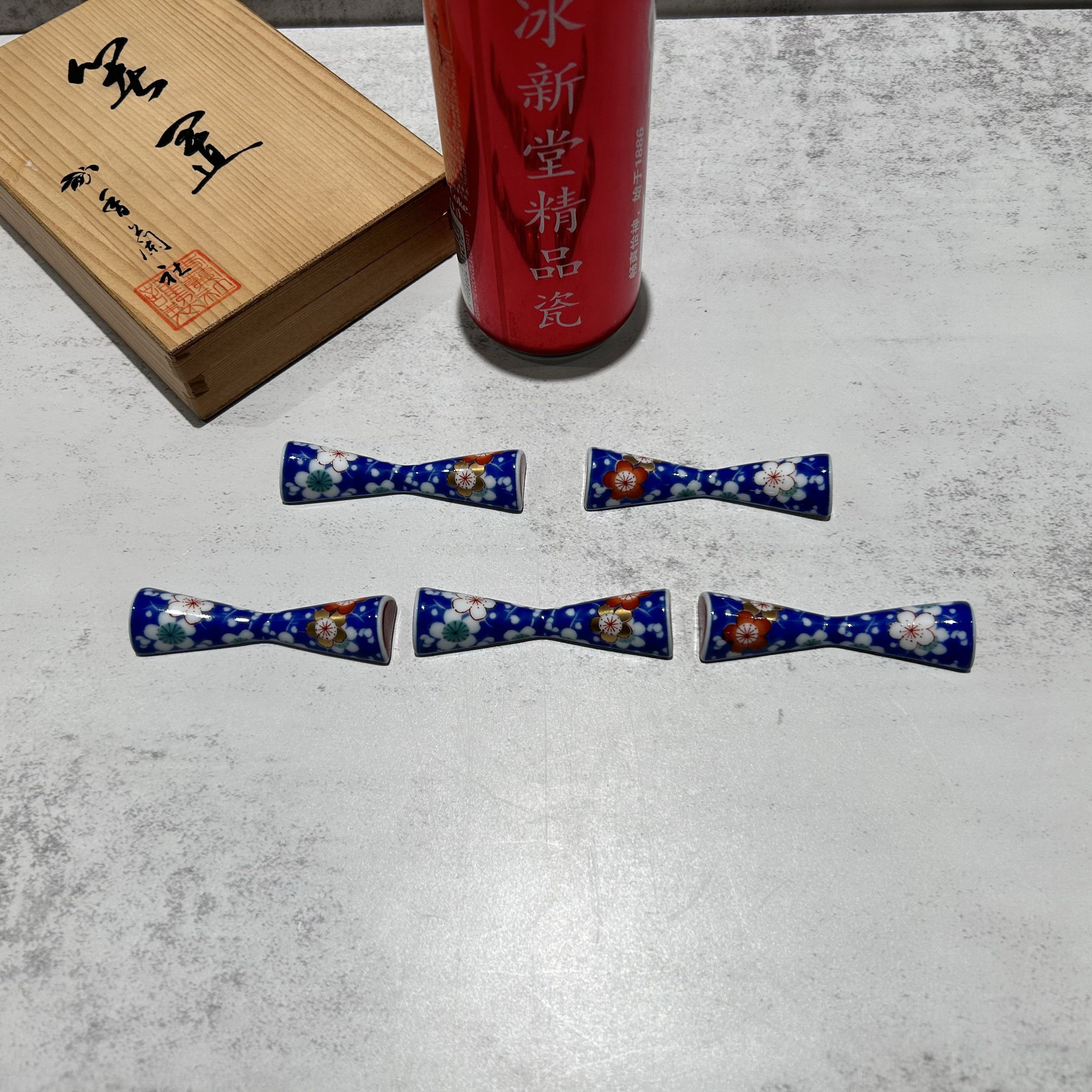 чашка 日本香兰社经典高端稀有青花赤绘描金梅花筷托筷置 长度7cm