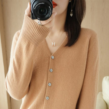 Cardigan jacket women's knitted base shirt v-neck long-sleeved 2025 spring and autumn new style exterior sweater women's korean version