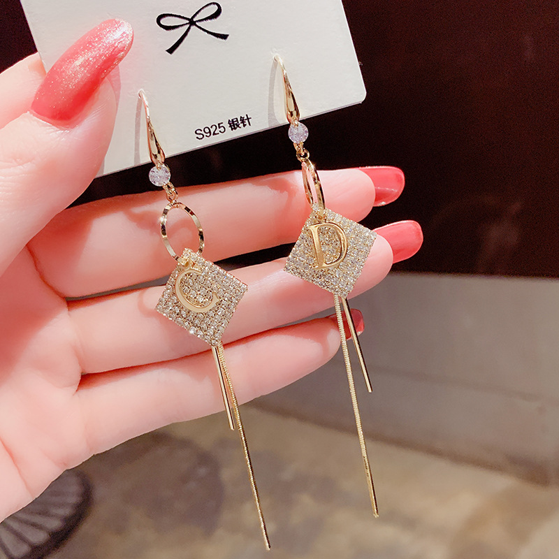 Earring 2022 new tide Korean temperament long - form Su Ear - decorated high - sense 925 silver needle appears to be skinny ear crash