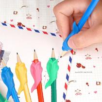 。 Soft silicone comfortable posture word correction device grip pen artifact pencil sleeve pencil holder pencil holder sleeping pen kindergarten