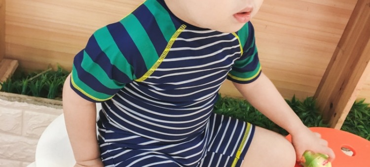 Quần áo trẻ em Hàn Quốc cho bé trai sấy khô nhanh Phiên bản tiếng Hàn của quạt sóng sọc dính liền với kem chống nắng cho bé trai - Bộ đồ bơi của Kid mua do boi cho be
