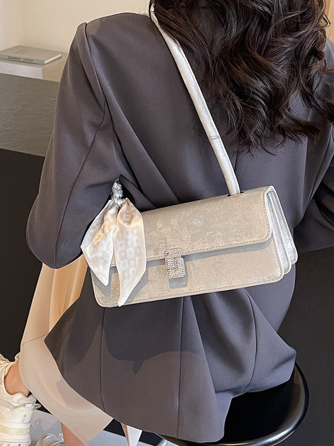 High-end and stylish silver bag for women 2026 new style french niche single shoulder underarm bag fashionable portable baguette bag
