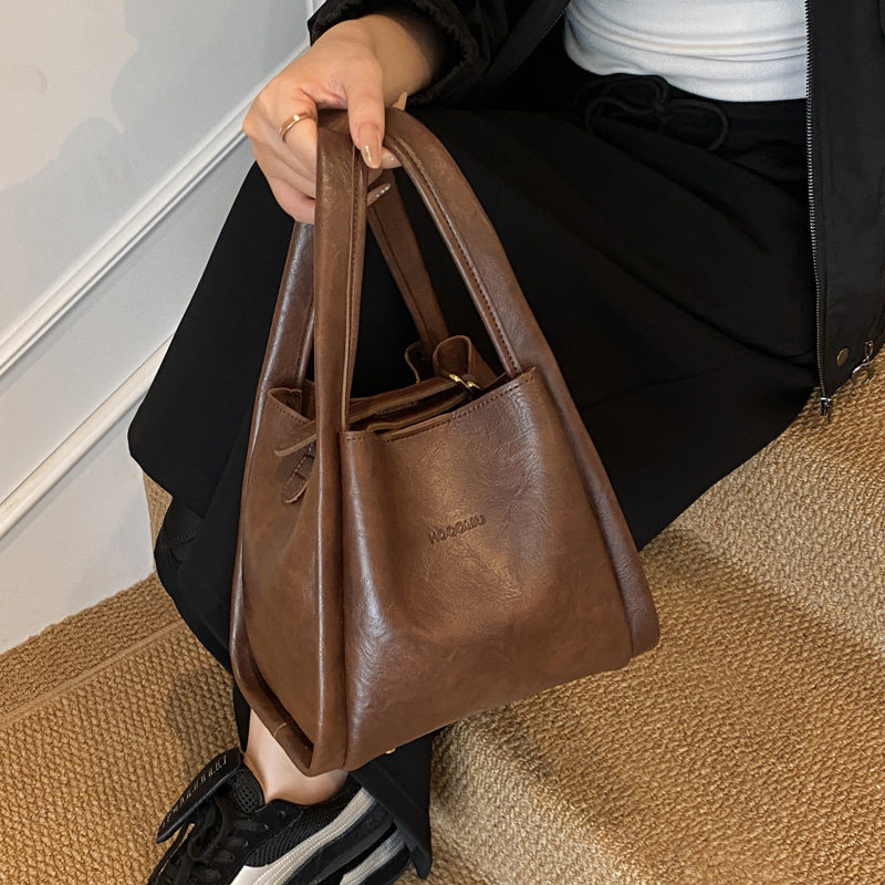 Высококачественная текстура, портативная сумка-ведро, женская 2025 новая модная ретро повседневная сумка на плечо, нишевая пригородная сумка-мессенджер