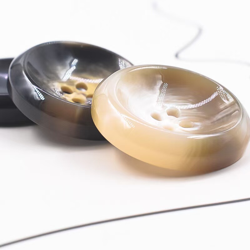 High-End Resin Buttons with a Glossy Four-Eye Pattern, Suitable for Cashmere, Fur Coats, Trench Coats, and Woolen Jackets, Round Shape