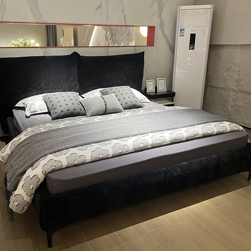 Black and white gray plate room display with modern simple multi-piece suite of bedding display and design