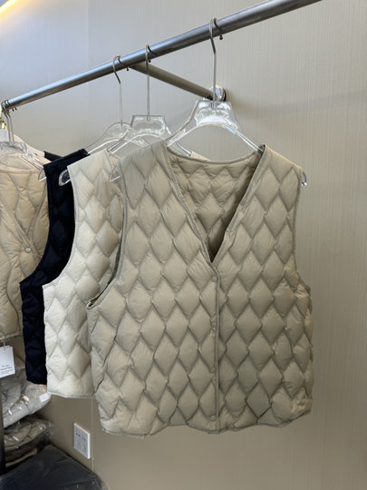 New V-neck down vest for women, short, lightweight vest, large size liner, waistcoat, base coat, inner jacket to keep warm in winter
