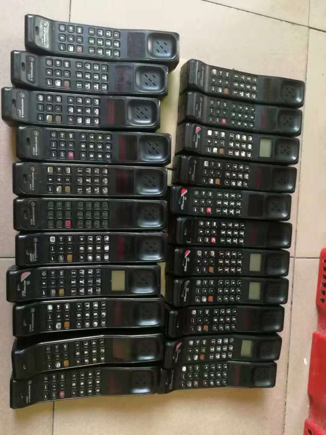 摩托罗拉老机型图片：那些年我们追过的“砖头”手机！
