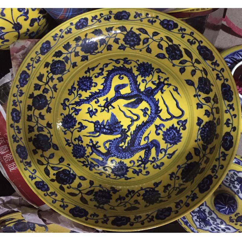 Jingdezhen yellow hand - made porcelain with a bunch of lotus flower porcelain plate elegant style decoration elegant yellow bottom plate