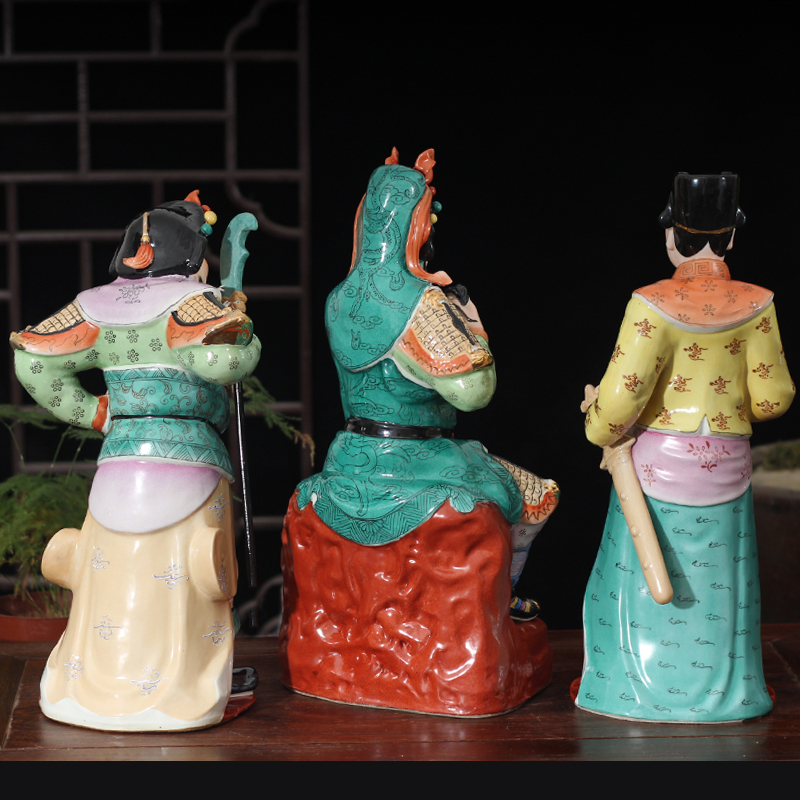 Zhou cang even close to the duke guan three stereo furnishing articles in the three Kingdoms hero characters taoyuan three sworn porcelain during the spring and autumn night