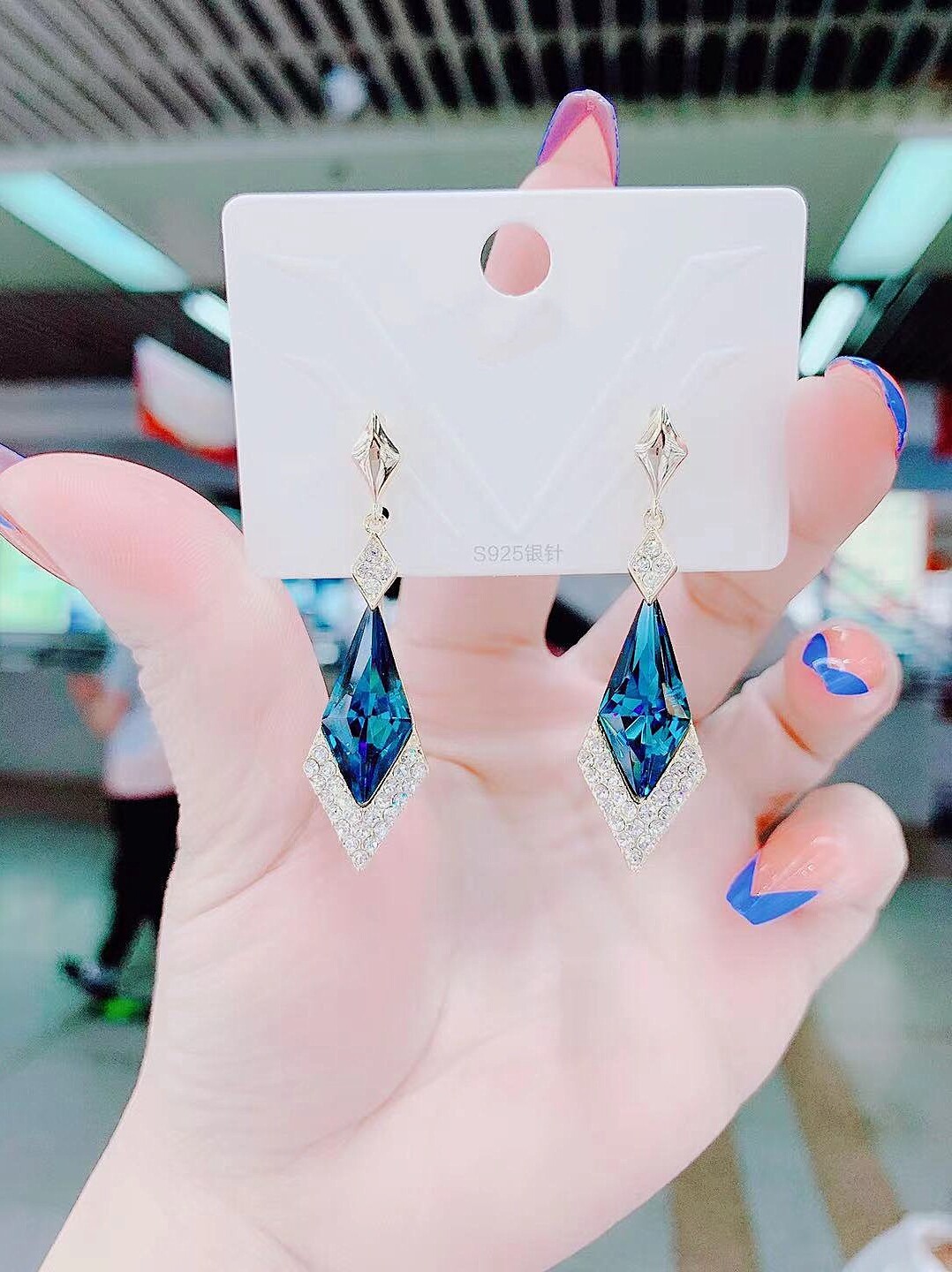 Net celebrity temperament light luxury silver needle ear needle female 2022 new trendy Korean high-end geometric diamond crystal earrings