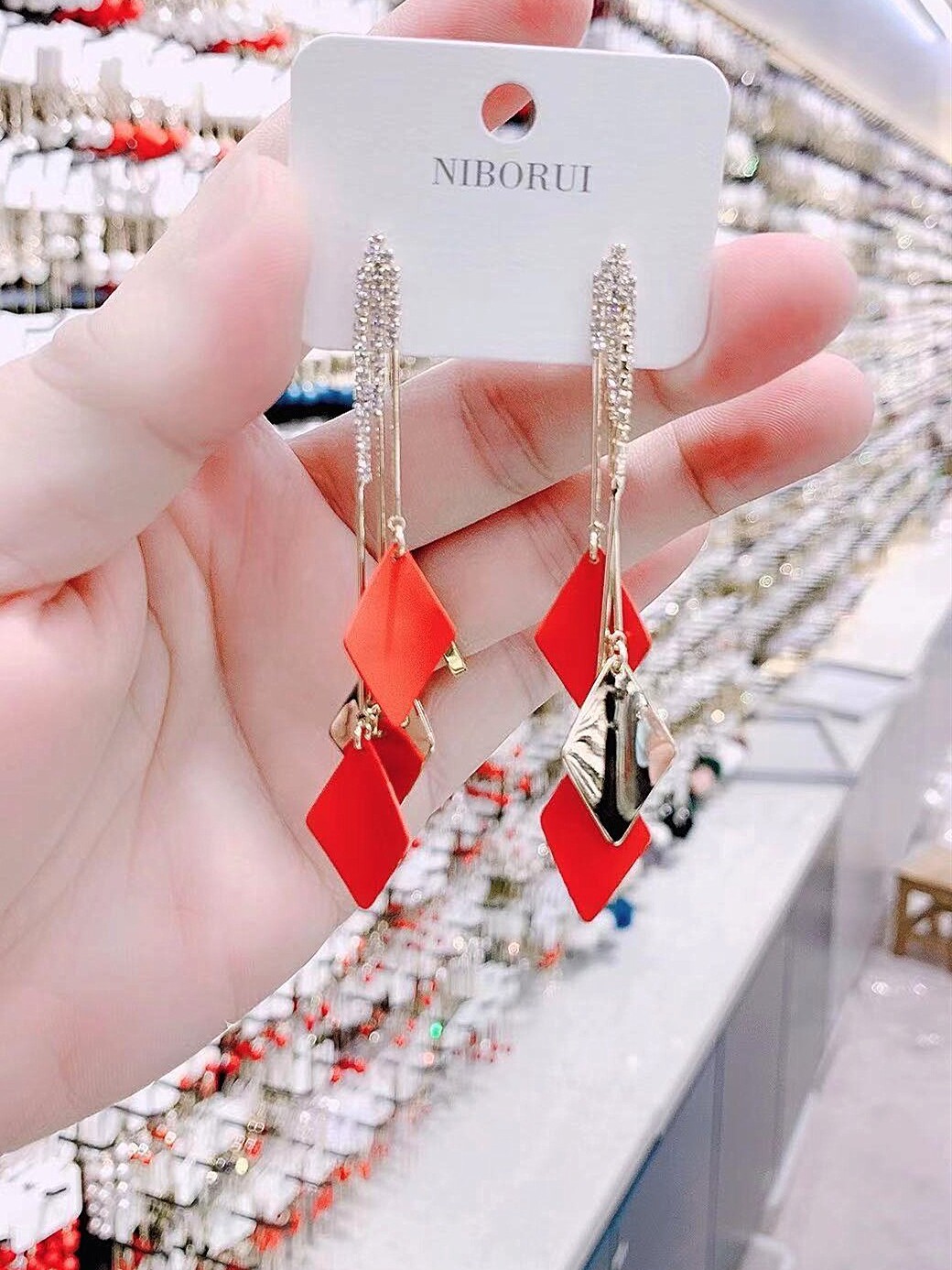 Advanced silver needle appears thin face earrings in 2022 new geometric flux earrings with diamond - shaped ear crash